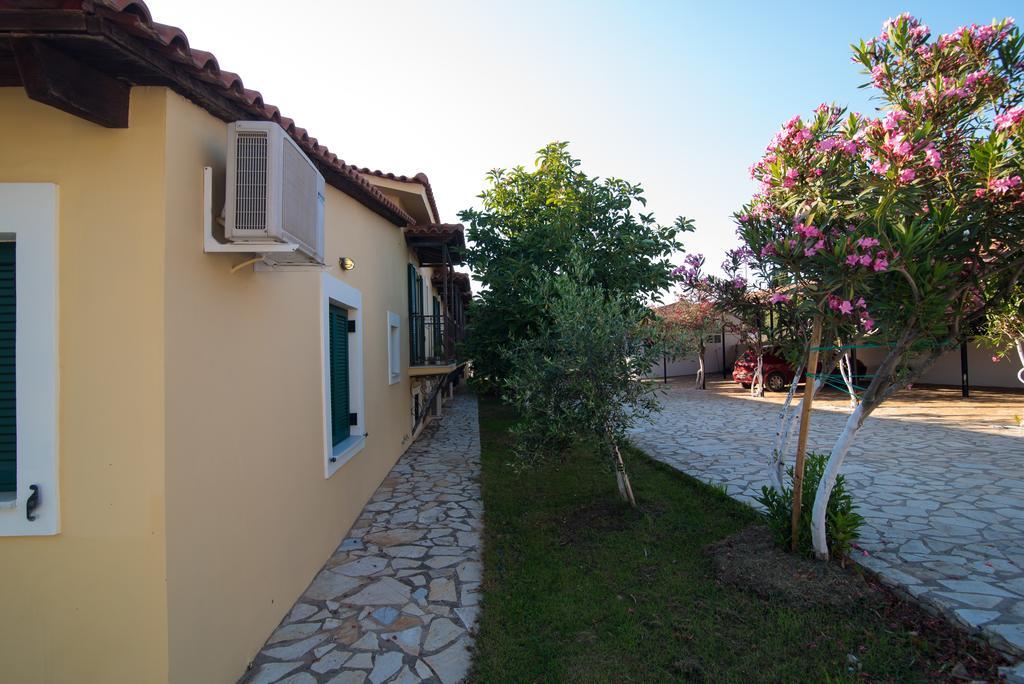 Golden Sand Apartments Vromonerion Экстерьер фото